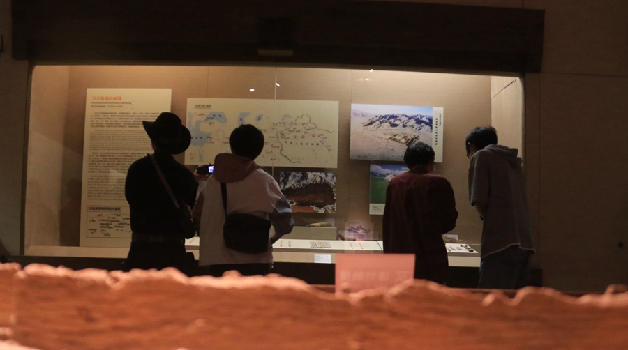 游客在甘肅省敦煌市博物館參觀文物展。張曉亮攝
