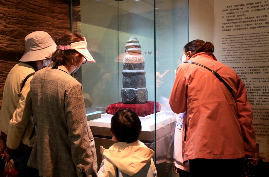 游客在甘肅省敦煌市博物館參觀文物展。張曉亮攝