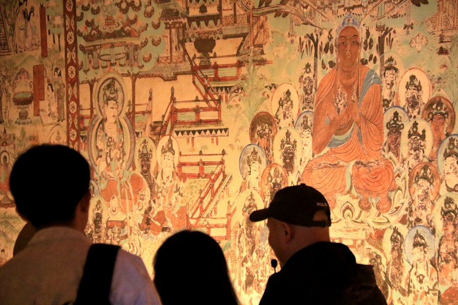 游客在甘肅省敦煌市博物館參觀文物展。張曉亮攝