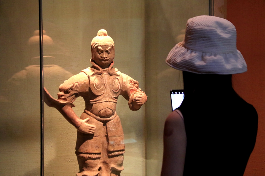 游客在甘肅省敦煌市博物館參觀文物展。張曉亮攝