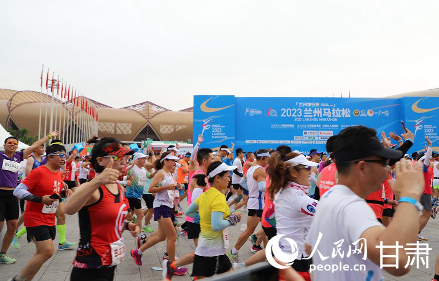 與黃河一路歡歌 2023蘭州馬拉松鳴槍開賽。人民網記者 高翔攝