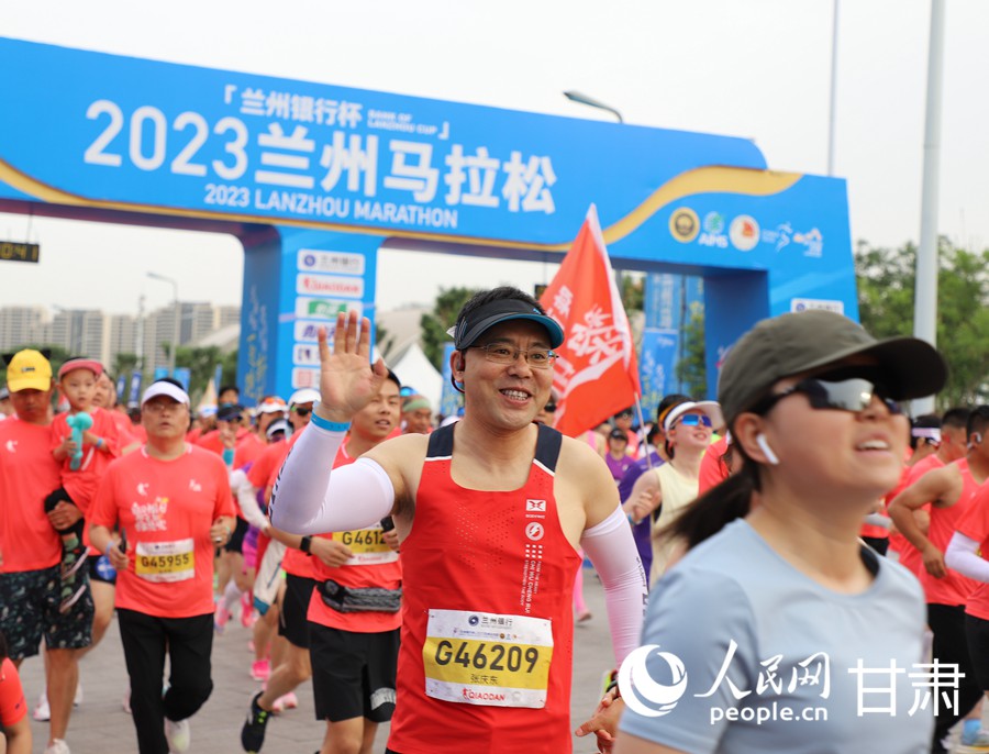 與黃河一路歡歌 2023蘭州馬拉松鳴槍開賽。人民網記者 高翔攝
