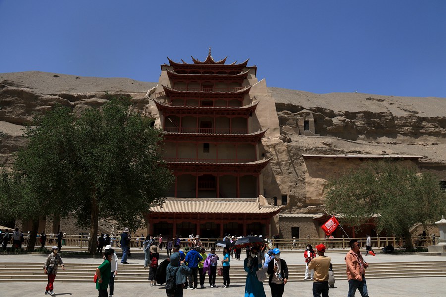 游客在世界文化遺產甘肅敦煌莫高窟參觀游覽。張曉亮攝