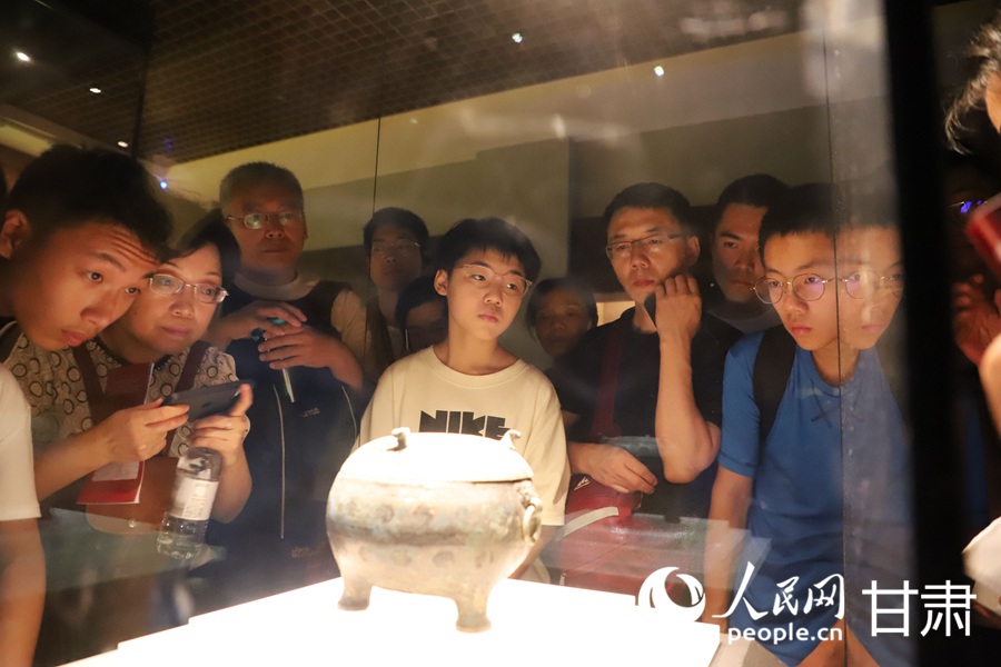 游客參觀甘肅省博物館。