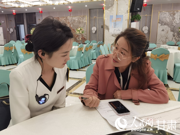 普查人員走訪餐飲企業了解相關情況。人民網記者 高翔攝