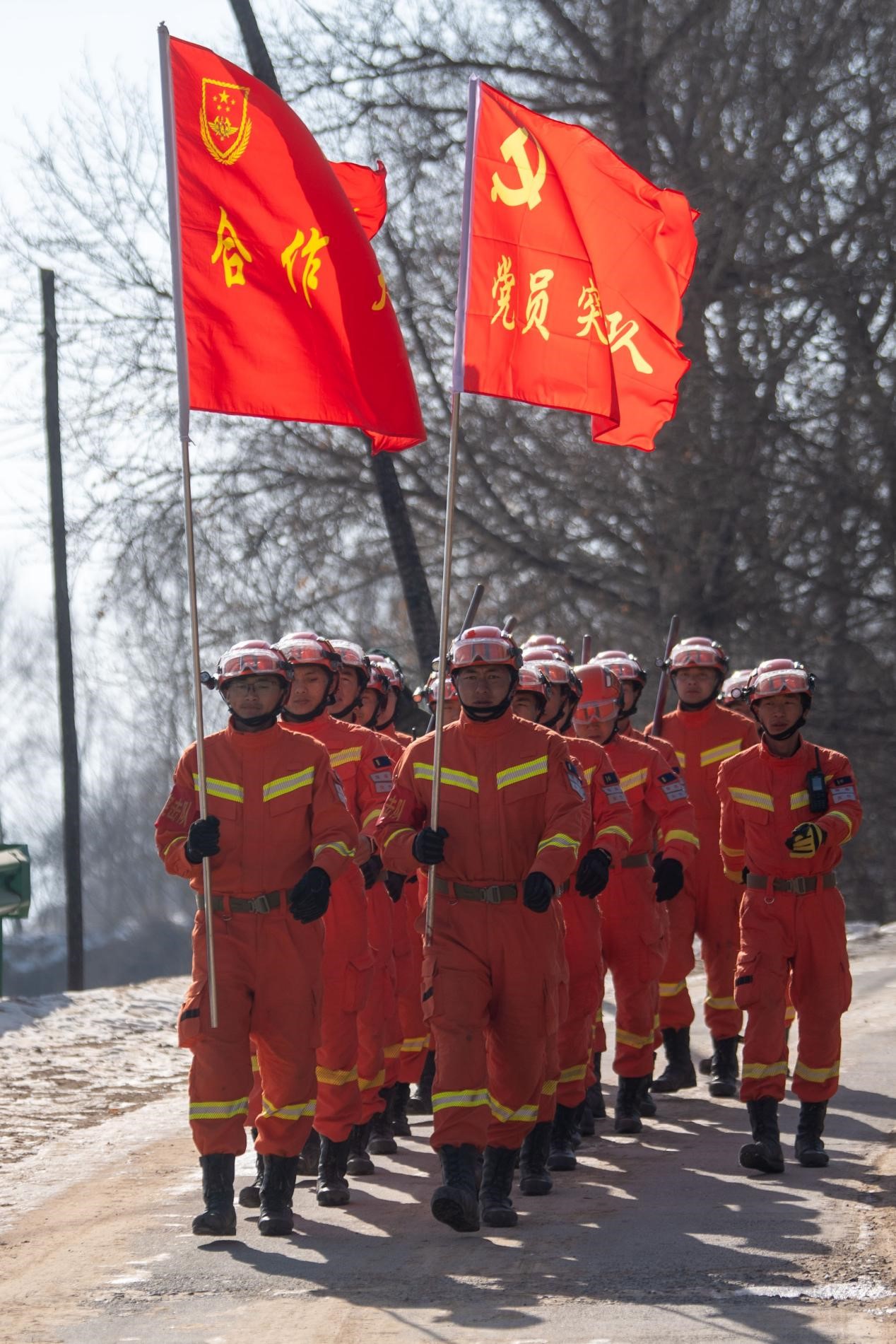 12月21日，在積石山縣石塬鎮石塬村，甘肅省森林消防總隊隴南支隊合作大隊整裝出發。人民網記者 翁奇羽攝