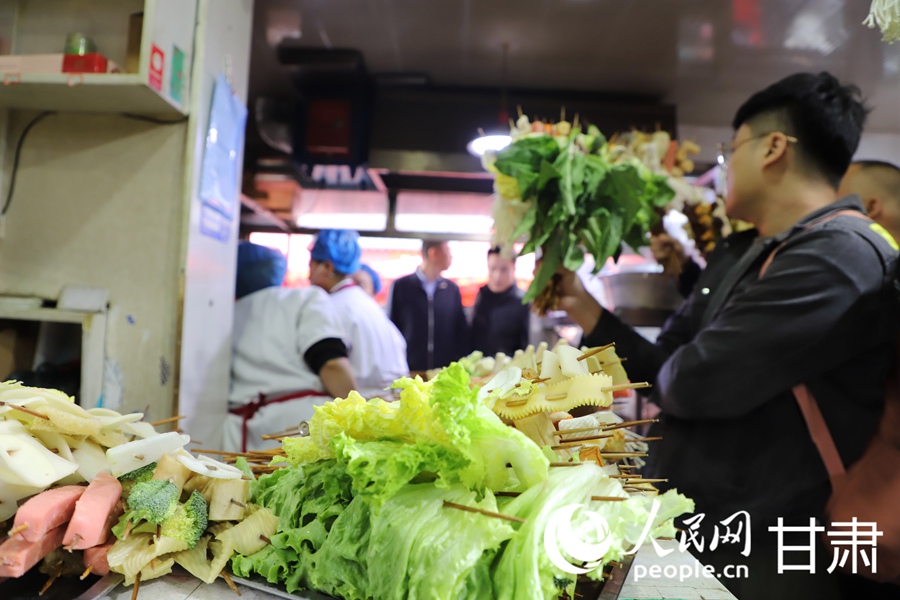 食客們正在麻辣燙店排隊。人民網記者 王文嘉攝