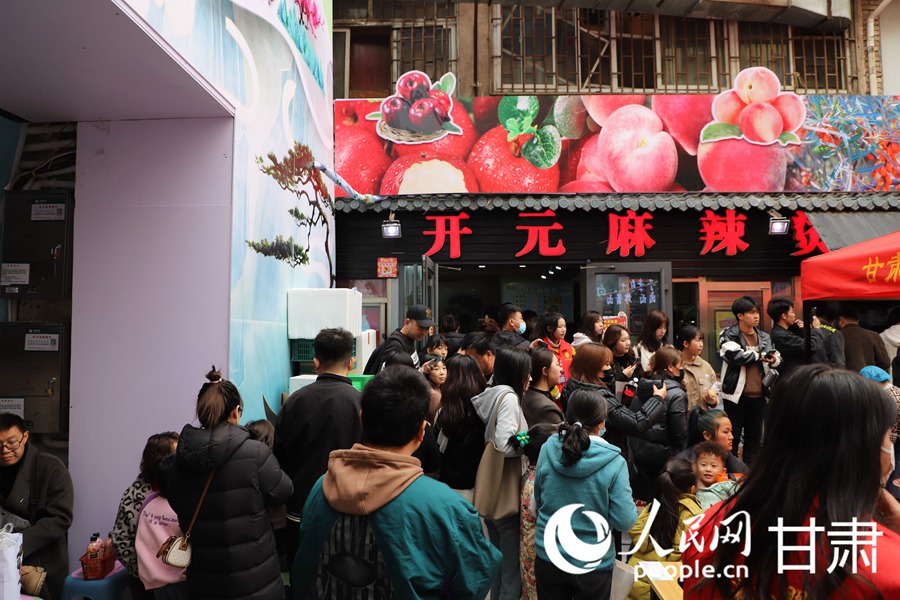 食客們正在麻辣燙店排隊。人民網記者 王文嘉攝