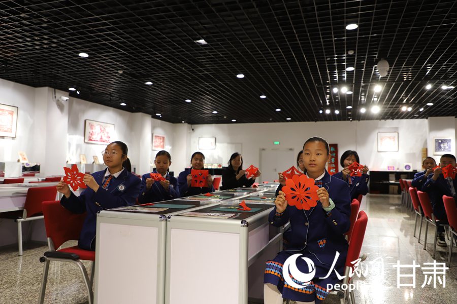 同學們展示自己的敦煌剪紙作品。人民網記者 王文嘉攝