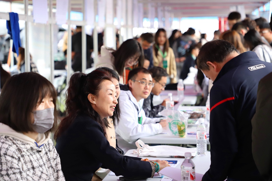 招聘會現場。人民網記者 王文嘉攝