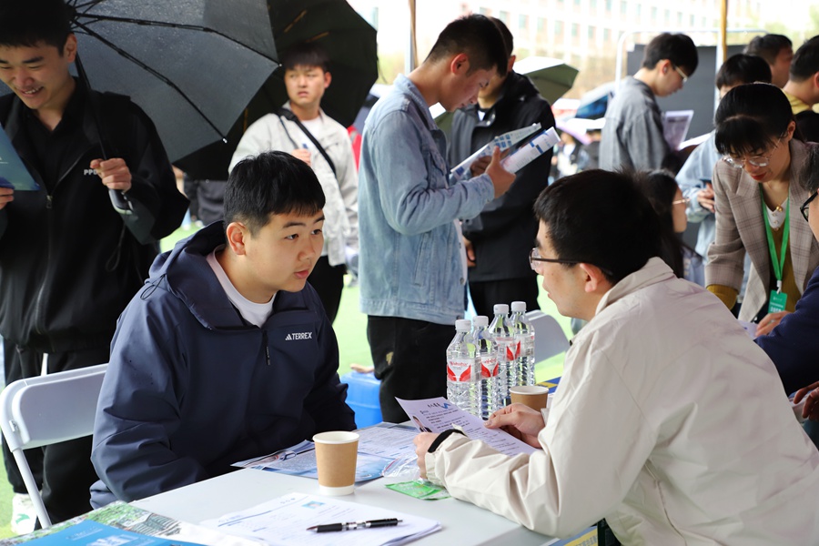 招聘會現場。人民網記者 王文嘉攝