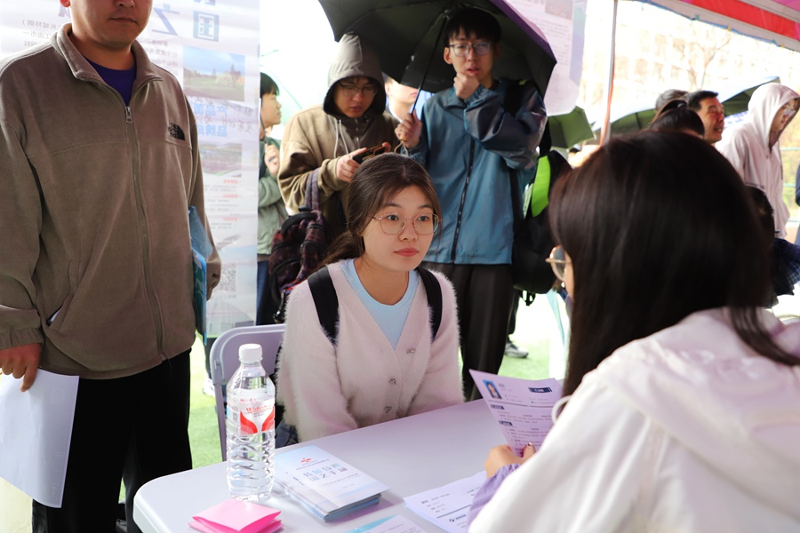招聘會現場。人民網記者 王文嘉攝