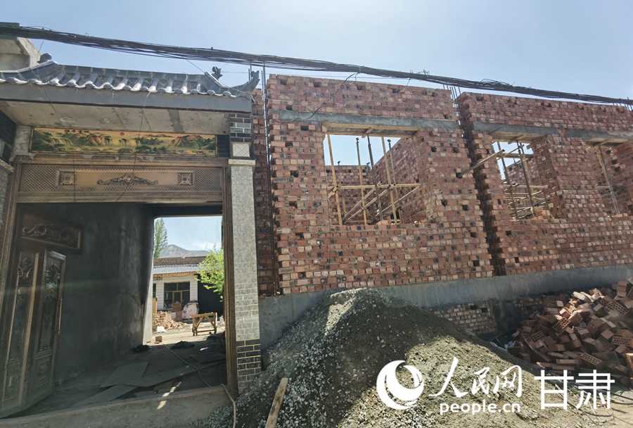 大河家鎮受災群眾震后房屋重建工作有序進行。人民網記者 高翔攝