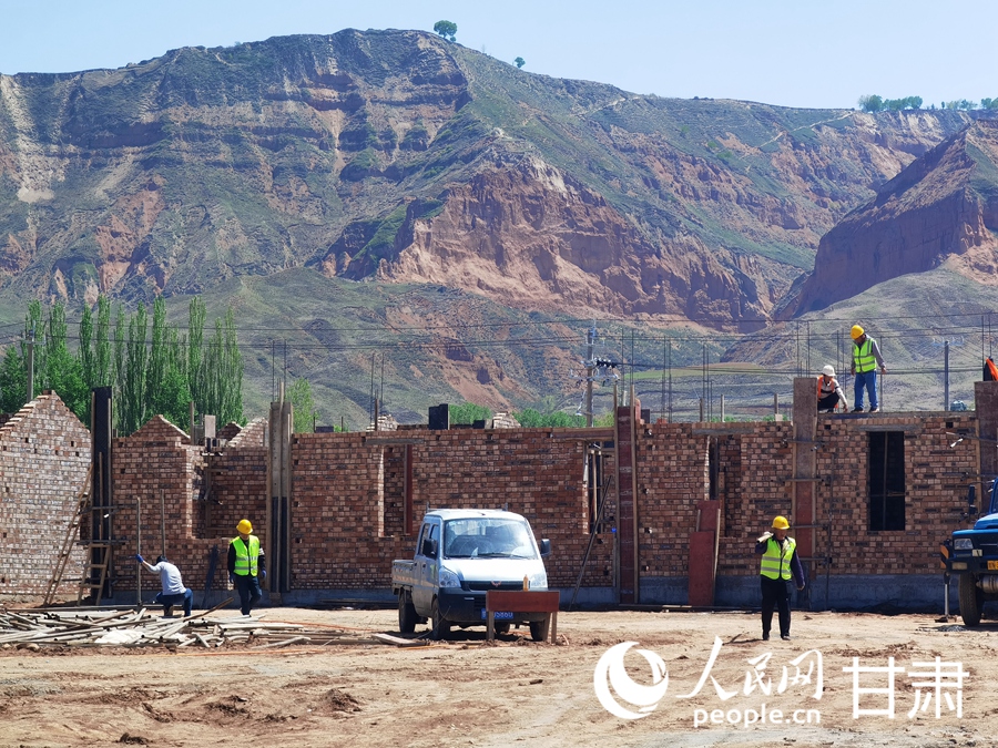 積石山縣大河家鎮陳家村災后恢復重建集中安置點項目建設現場。人民網記者 高翔攝