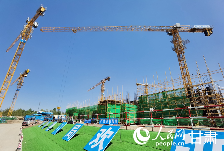 積石山縣大河家鎮康吊村災后恢復重建集中安置點項目建設現場。人民網記者 高翔攝
