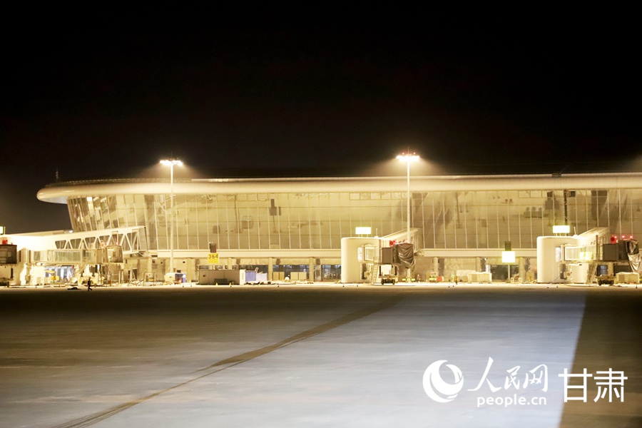 亮燈后的蘭州中川國際機場三期擴建工程飛行區。人民網記者 王文嘉攝