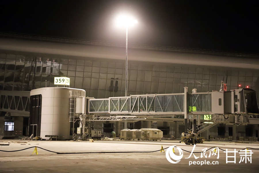 亮燈后的蘭州中川國際機場三期擴建工程飛行區。人民網記者 王文嘉攝