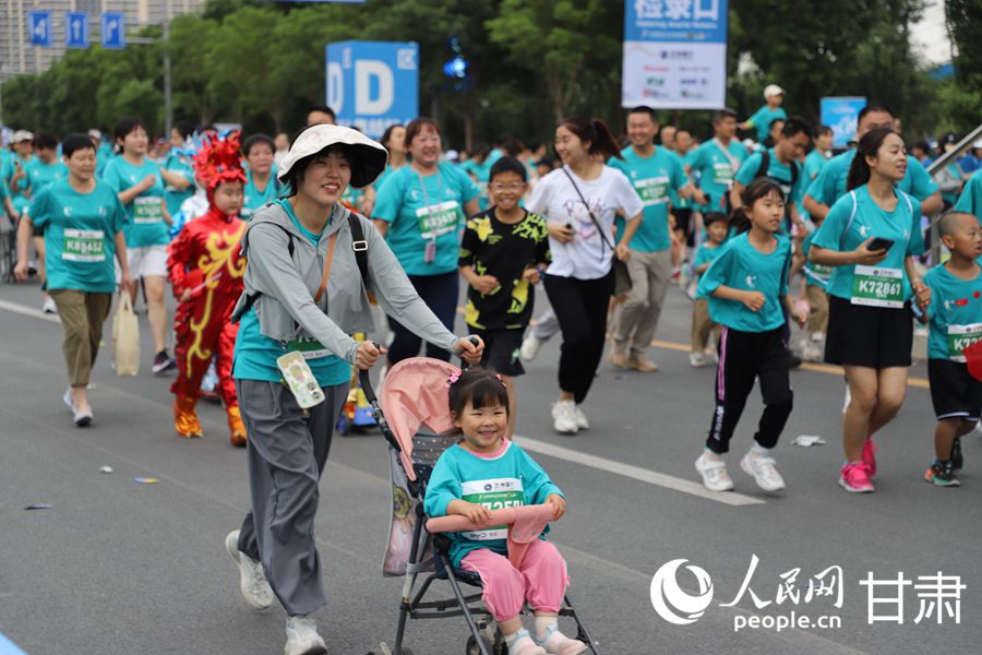 激情“蘭馬” 快樂奔跑。人民網記者 黃帆攝