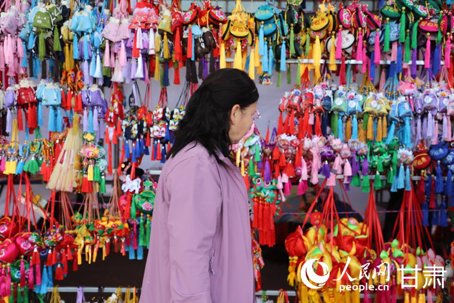 在慶陽民俗文化普品展銷區，色彩艷麗、做工精湛的香包吸引了眾多市民游客駐足。人民網記者 邵蘭攝