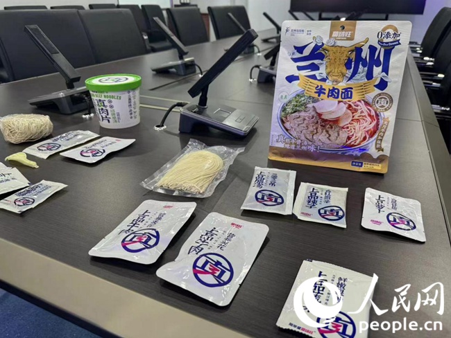 蘭州牛肉面預包裝產品。人民網記者 王金雪攝