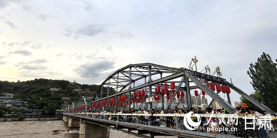 游客參觀游覽中山橋。