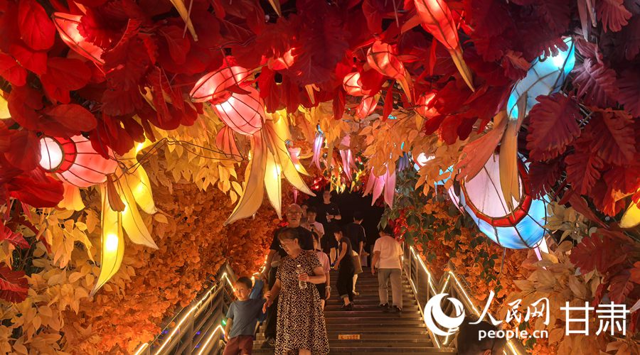 游客穿過花廊可到達白塔山碼頭，購票后可乘船體驗“夜游黃河”。