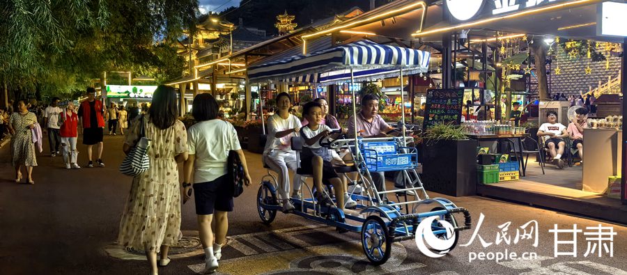 游客使用共享觀光腳踏車在金城關黃河文化旅游街區游玩。