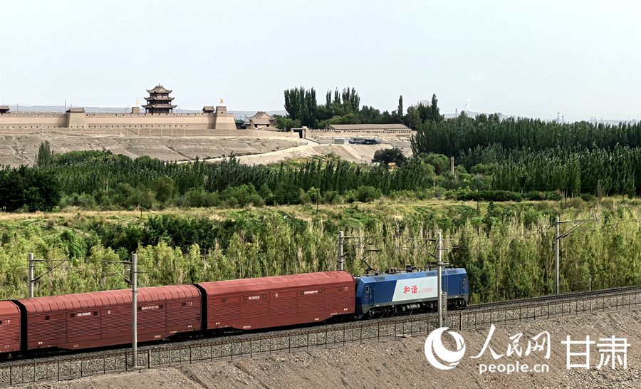 列車與雄關“同框” 古絲路續寫新傳奇【2】