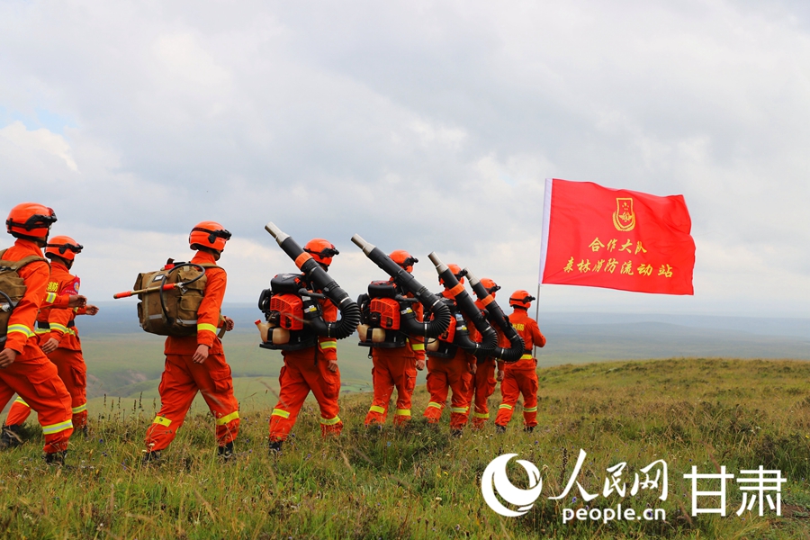 雪域高原上的“橙色護衛隊”