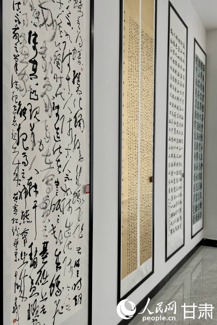 現場書畫作品。人民網記者 焦隆攝 