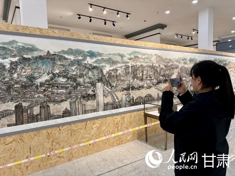 現場書畫作品。人民網記者 焦隆攝 