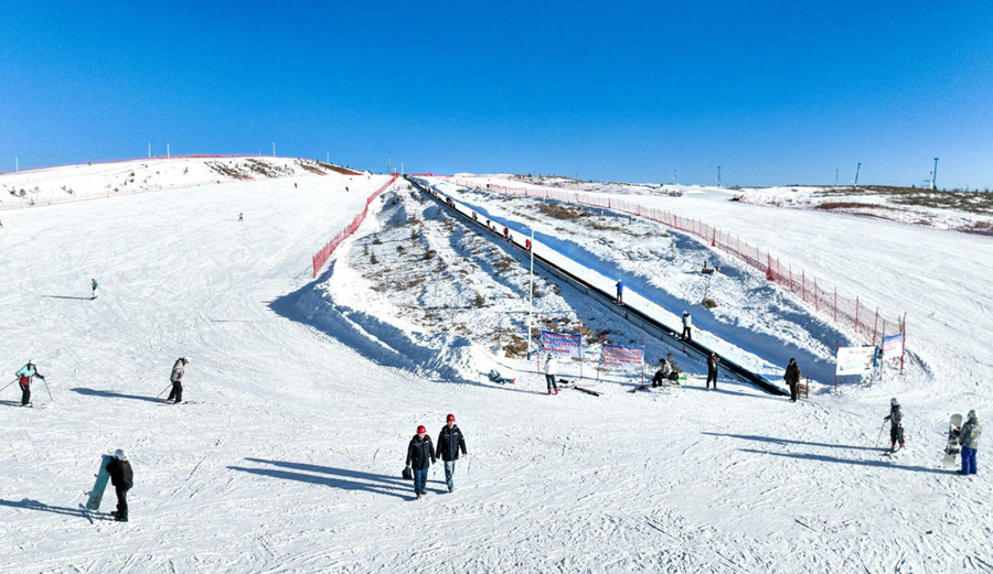 國網蘭州新區供電公司員工走進冰雪新天地滑雪場了解其新建雪場用電需求。韓甜甜攝