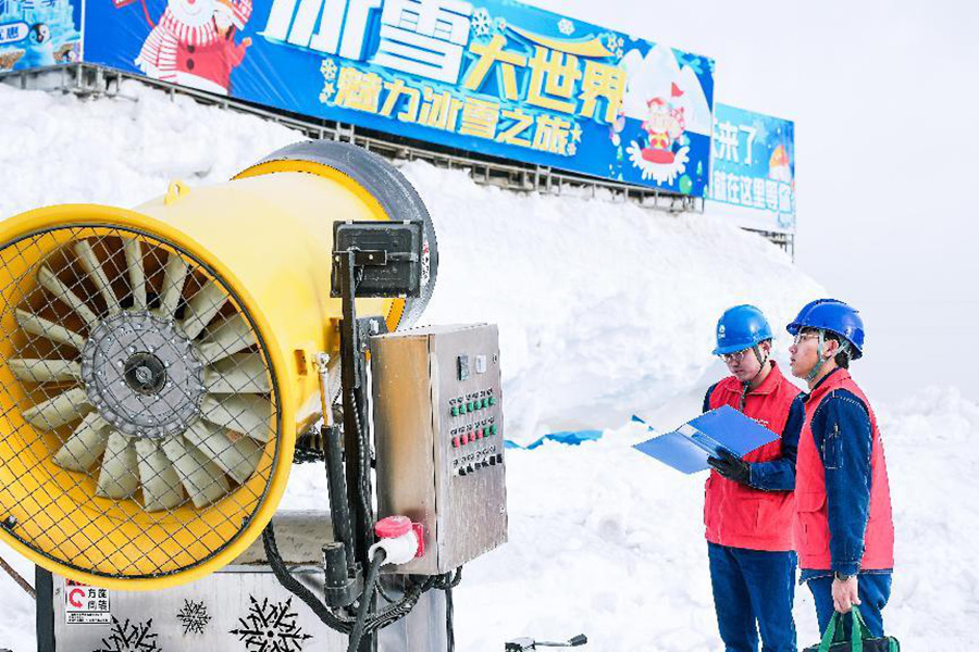 國網嘉峪關供電公司員工在懸臂滑雪場進行安全用電檢查。姜欣蓉攝