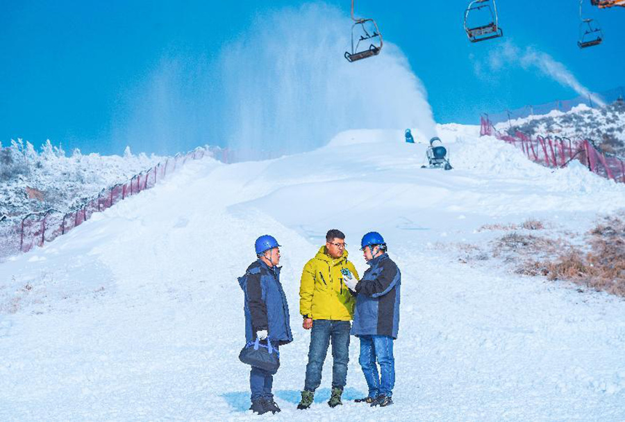 國網蘭州供電公司員工在安寧大青山滑雪場開展安全用電檢查，幫助滑雪場管理人員開展用能分析。史雙絢攝