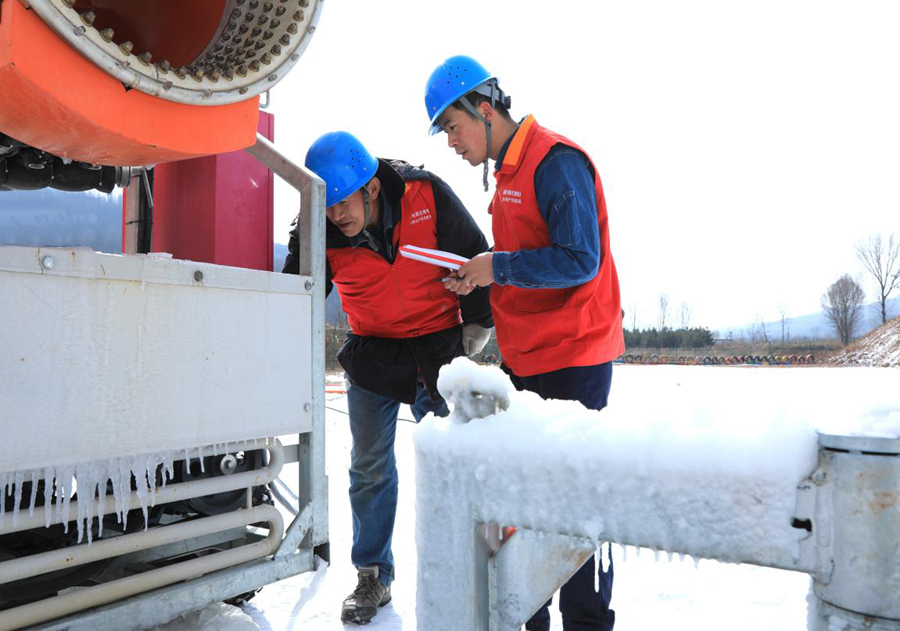 國網平涼供電公司員工走訪靈臺縣康家溝生態旅游示范村滑雪場檢查雪場變壓器、造雪機等關鍵用電設備使用情況。馬再勵攝