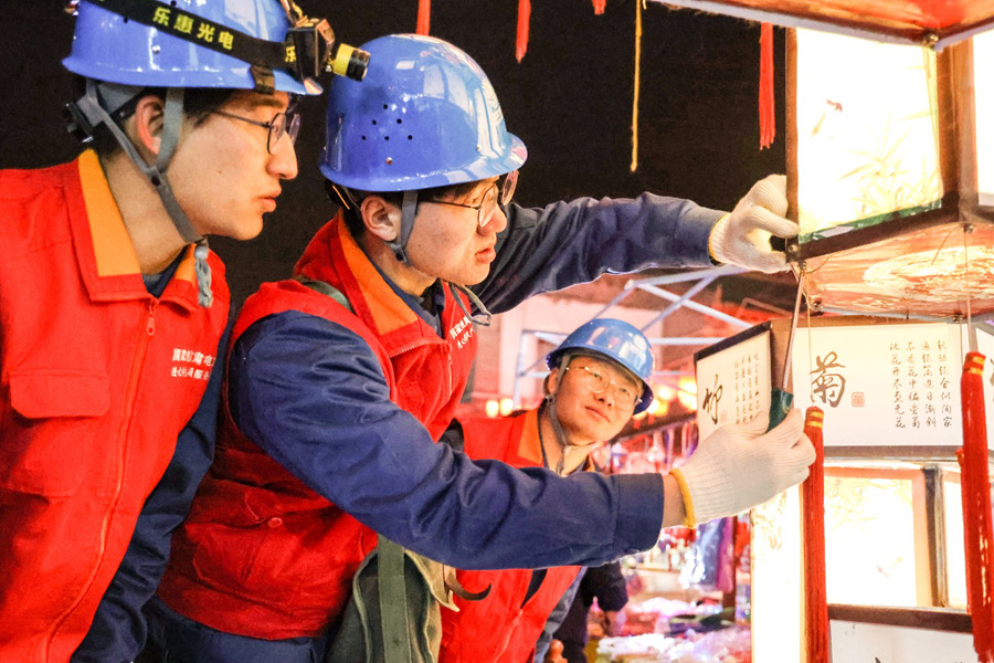 國網平涼供電公司員工在崆峒古鎮檢查商鋪安全用電情況。王銀燕攝