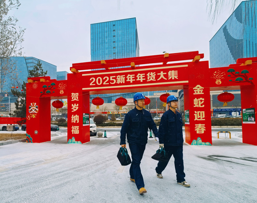 國網蘭州新區供電公司員工檢查“年貨大集”用電線路和設備運行情況。全素燕攝