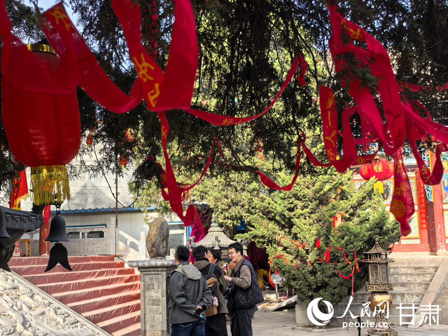 女媧祠位于秦安縣隴城古城南門外，始建于漢代。圖為游客正在女媧祠參觀。