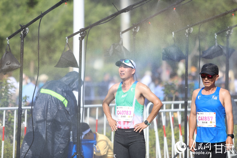 2025蘭州馬拉松鳴槍開跑 4萬名跑者逐夢黃河之濱【2】