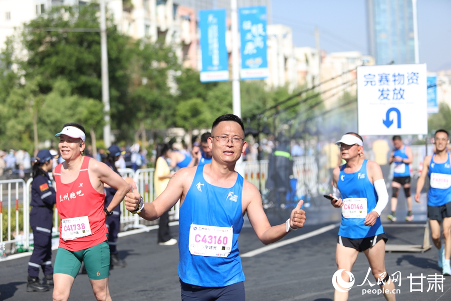 2025蘭州馬拉松鳴槍開跑 4萬名跑者逐夢黃河之濱【3】