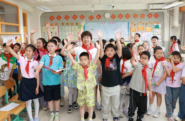 中關村第二小學師生熱情邀請中廟小學師生到北京游玩研學。胡靜攝