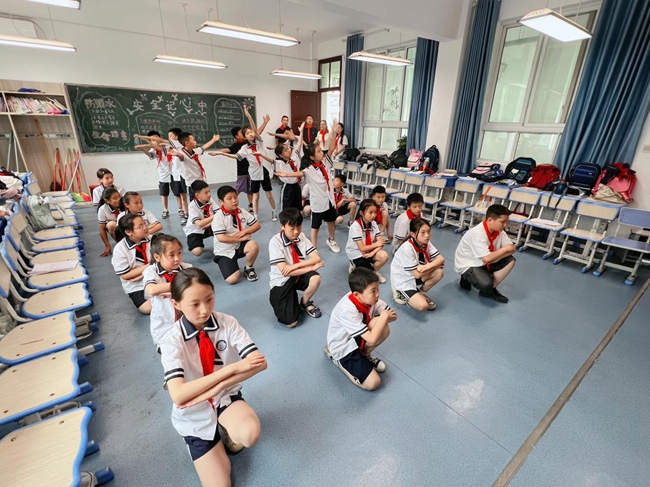 文縣中廟小學學生表演舞蹈《未來閃爍》。胡靜攝