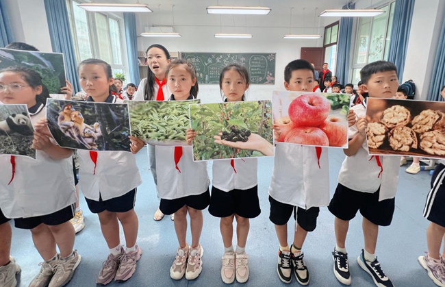 文縣中廟小學師生介紹隴南美景美食。胡靜攝