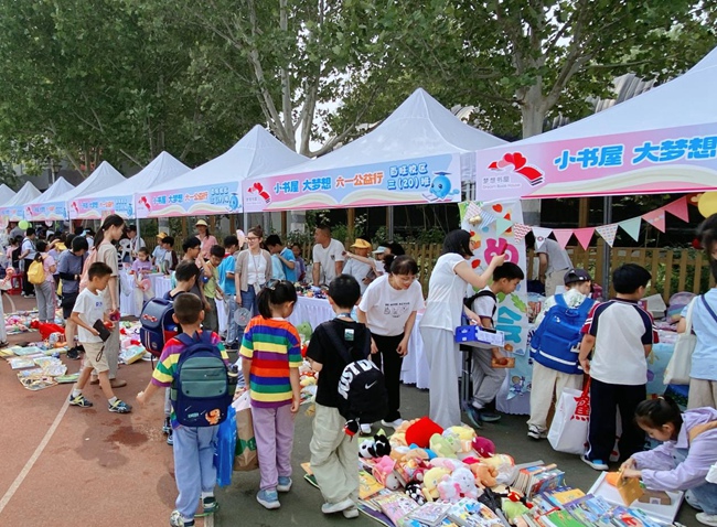 北京市海淀區中關村第二小學學生積極開展愛心義賣活動。焦淑玉攝