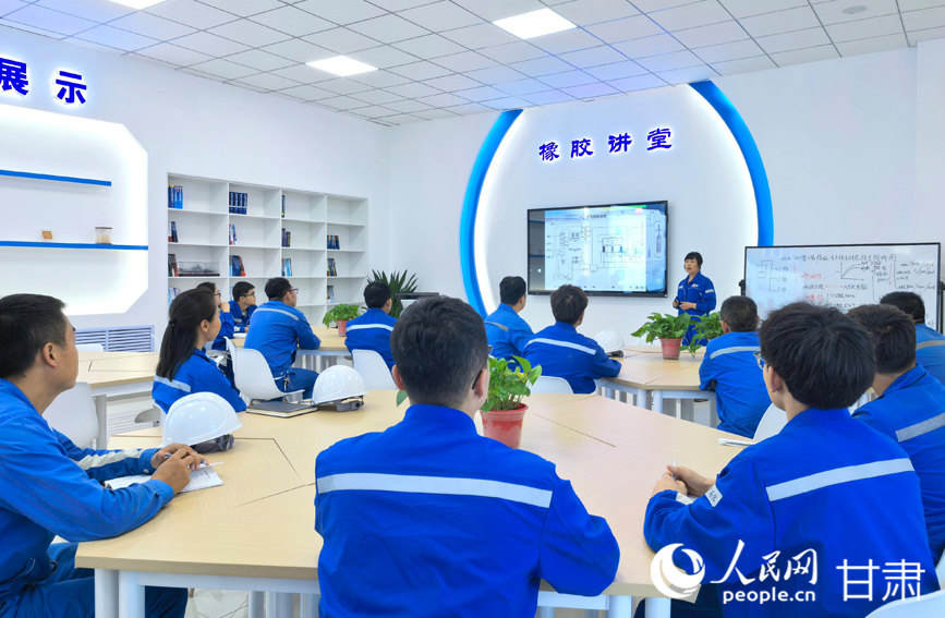 6月6日，中國石油蘭州石化公司內，年輕員工正在參加專業培訓。人民網記者 高翔攝