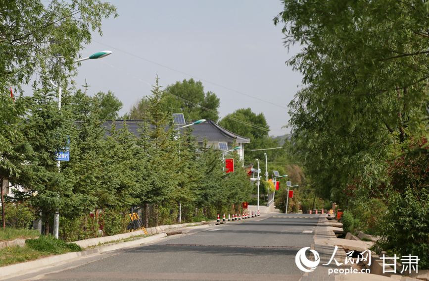 元古堆村此前的鄉間土路變成了如今的硬化路。人民網記者 高翔攝