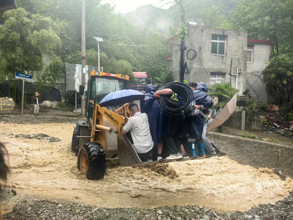 工作人員克服重重險阻前往受災區域。強挺攝