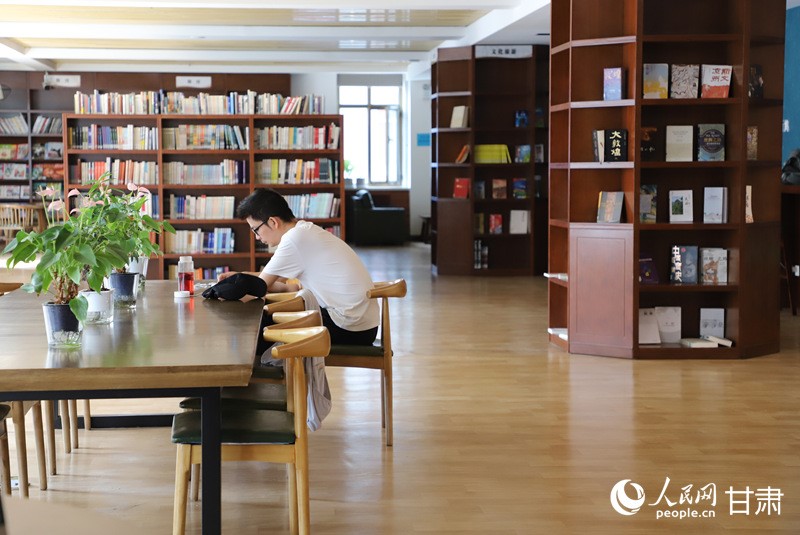 蘭州市圖書館中央廣場分館六樓人文閱覽室。人民網記者 邵蘭攝