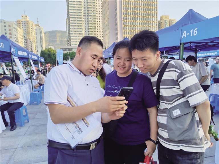 招聘單位負責人給求職者介紹相關情況