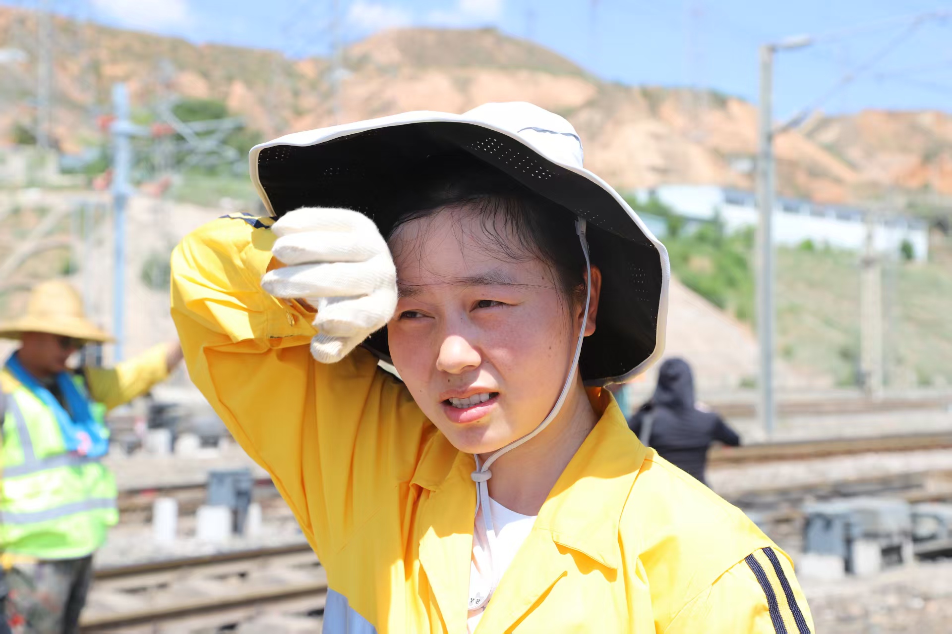 鐵路線路工頂著烈日巡查。任祎攝